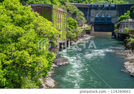 Amagase Dam and the former Shizugawa Power Plant in fresh greenery, Uji, Kyoto Prefecture 114260661