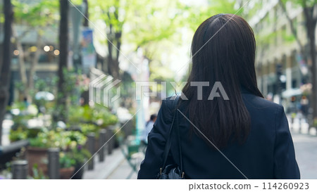 一位女商人在城市中行走的後視圖 114260923