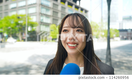 接受街頭採訪的婦女 114260956