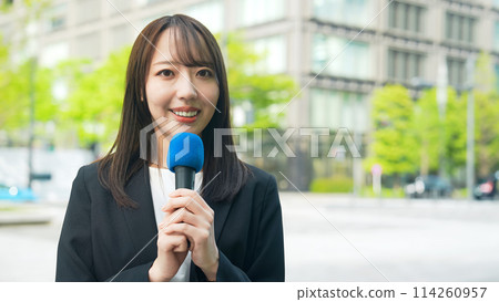 女記者在街頭報道 女記者在街頭報道 114260957