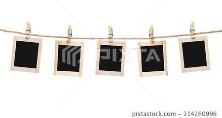 close up of a 5 blank note papers, photo frame on a rope with clothespins white background 114260996