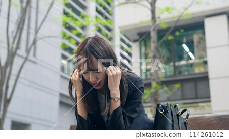 一位女商人在城市裡感到沮喪 一位女商人在城市裡感到沮喪 114261012