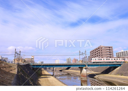 [兵庫縣] 三田市、從武庫川河床看到的三田市區風景 114261264