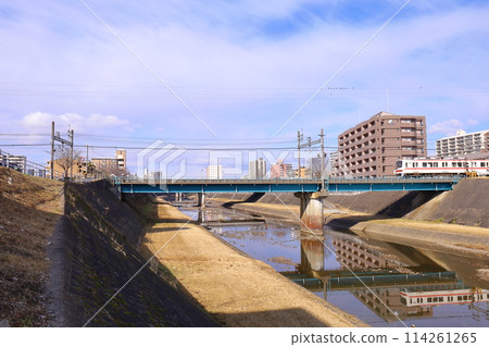 [兵庫縣] 三田市、從武庫川河床看到的三田市區風景 114261265