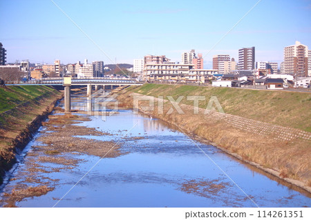 [兵庫縣] 三田市、從武庫川河床看到的三田市區風景 114261351