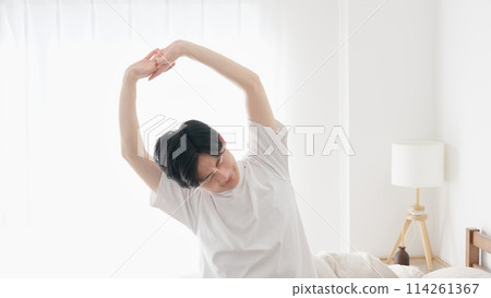 一個男人醒來並伸展身體 114261367