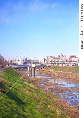 [兵庫縣] 三田市、從武庫川河床看到的三田市區風景 114261395