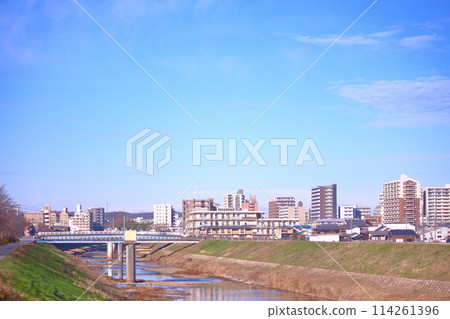 [兵庫縣] 三田市、從武庫川河床看到的三田市區風景 114261396