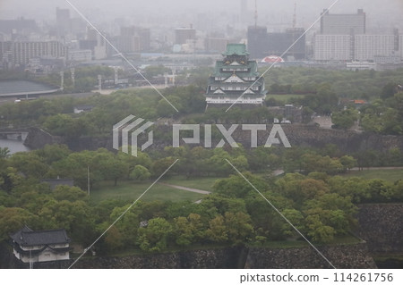 Long rainy days in spring overlooking Osaka Castle, April, overlooking Osaka Castle Park from the lounge of a tower apartment building Long rainy days in spring overlooking Osaka Castle, April, overlooking Osaka Castle Park from the lounge of a tower apartment building 114261756