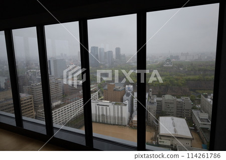Long rainy days in spring overlooking Osaka Castle, April, overlooking Osaka Castle Park from the lounge of a tower apartment building 114261786