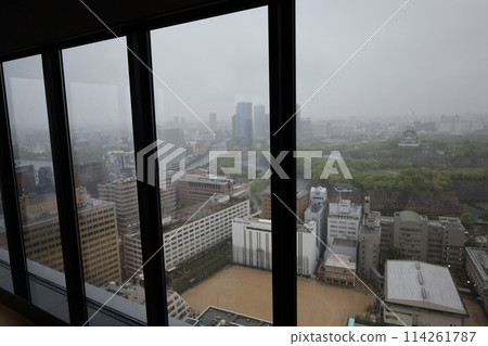 Long rainy days in spring overlooking Osaka Castle, April, overlooking Osaka Castle Park from the lounge of a tower apartment building 114261787