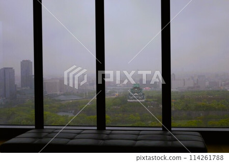 Long rainy days in spring overlooking Osaka Castle, April, overlooking Osaka Castle Park from the lounge of a tower apartment building 114261788