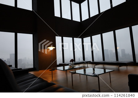 在春季和四月的長雨期間，從塔樓公寓的休息室欣賞大阪城的景色 114261840