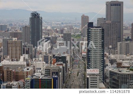 在春季和四月的長雨期間,從塔樓公寓的休息室欣賞大阪城的景色 在春季和四月的長雨期間,從塔樓公寓的休息室欣賞大阪城的景色 114261878