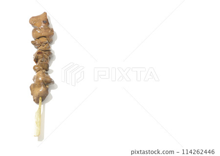 白色背景中拍攝的烤雞肉串和肝臟 114262446