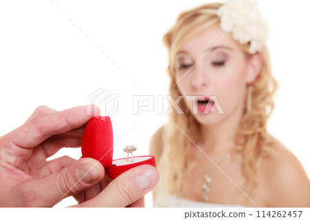 couple with wedding ring and gift box 114262457