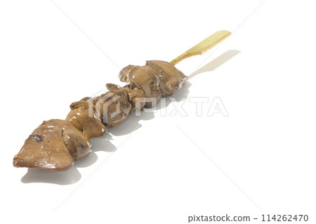 白色背景中拍攝的烤雞肉串和肝臟 白色背景中拍攝的烤雞肉串和肝臟 114262470