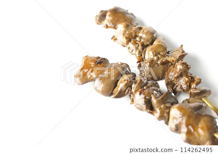白色背景中拍攝的烤雞肉串和肝臟 白色背景中拍攝的烤雞肉串和肝臟 114262495