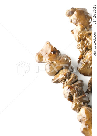 白色背景中拍攝的烤雞肉串和肝臟 白色背景中拍攝的烤雞肉串和肝臟 114262525