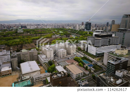 Long rainy days in spring overlooking Osaka Castle, April, overlooking Osaka Castle Park from the lounge of a tower apartment building Long rainy days in spring overlooking Osaka Castle, April, overlooking Osaka Castle Park from the lounge of a tower apartment building 114262617