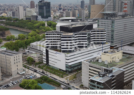 在春季和四月的長雨期間，從塔樓公寓的休息室欣賞大阪城的景色 114262624