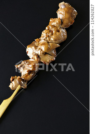 黑色背景下拍攝的烤雞肉串和肝臟 黑色背景下拍攝的烤雞肉串和肝臟 114262827