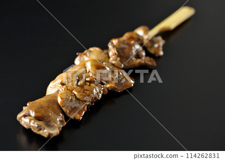 黑色背景下拍攝的烤雞肉串和肝臟 黑色背景下拍攝的烤雞肉串和肝臟 114262831