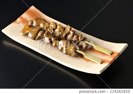 黑色背景下拍攝的烤雞肉串和肝臟 黑色背景下拍攝的烤雞肉串和肝臟 114262850