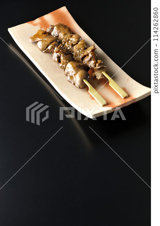 黑色背景下拍攝的烤雞肉串和肝臟 黑色背景下拍攝的烤雞肉串和肝臟 114262860