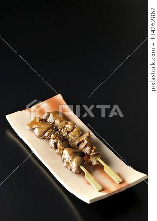 黑色背景下拍攝的烤雞肉串和肝臟 114262862