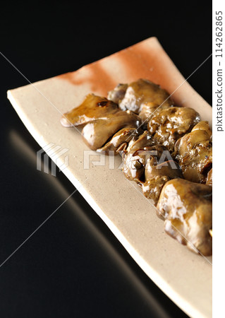 黑色背景下拍攝的烤雞肉串和肝臟 黑色背景下拍攝的烤雞肉串和肝臟 114262865