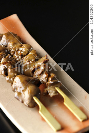 黑色背景下拍攝的烤雞肉串和肝臟 黑色背景下拍攝的烤雞肉串和肝臟 114262866