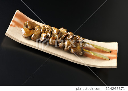 黑色背景下拍攝的烤雞肉串和肝臟 黑色背景下拍攝的烤雞肉串和肝臟 114262871