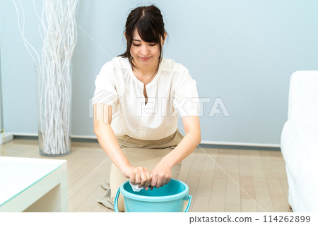 Women who wipe clean 114262899