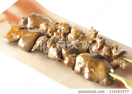 白色背景中拍攝的烤雞肉串和肝臟 白色背景中拍攝的烤雞肉串和肝臟 114262977