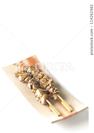 白色背景中拍攝的烤雞肉串和肝臟 白色背景中拍攝的烤雞肉串和肝臟 114262982