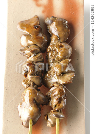 白色背景中拍攝的烤雞肉串和肝臟 白色背景中拍攝的烤雞肉串和肝臟 114262992
