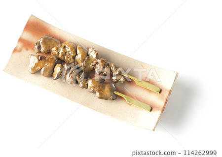 白色背景中拍攝的烤雞肉串和肝臟 114262999