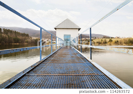 Building on artificial water reservoir. Water management, monitoring and operation of the reservoir 114263572