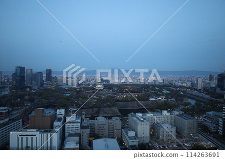 從天空鳥瞰大阪城，櫻花季節，生駒山脈，黃昏和夜景照亮的大阪城 114263691