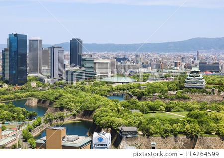 Golden Week, early May, young leaves, Osaka Castle Park in early summer, Osaka Castle with fresh greenery as seen from the lounge of a high-rise apartment 114264599