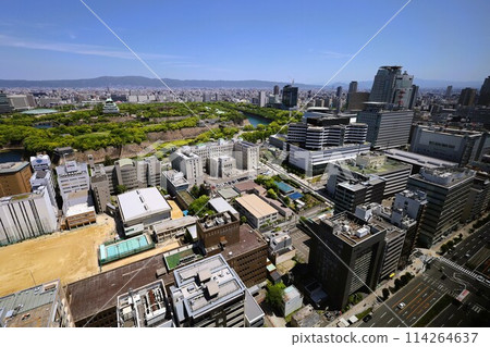 黃金周,五月初,若葉,初夏的大阪城公園,從Tawaman的休息室看到大阪城的新綠。 黃金周,五月初,若葉,初夏的大阪城公園,從Tawaman的休息室看到大阪城的新綠。 114264637
