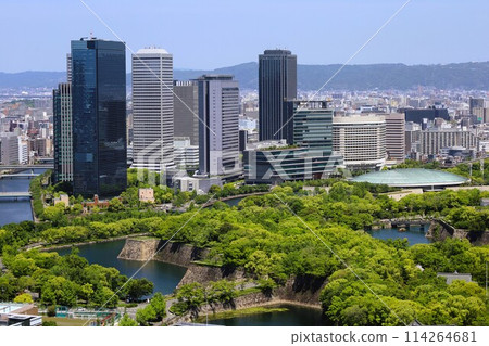 Golden Week, early May, young leaves, Osaka Castle Park in early summer, Osaka Castle with fresh greenery as seen from the lounge of a high-rise apartment 114264681