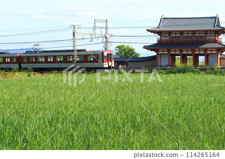 A Kintetsu train running in front of the restored Suzaku-mon Gate on the site of the Nara Heijo Palace, a World Heritage site. 114265164