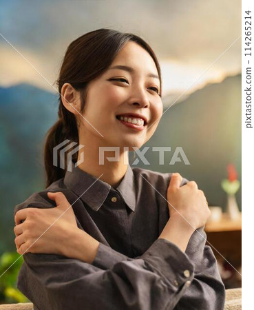 一個閉著眼睛的女人輕輕地擁抱自己 一個閉著眼睛的女人輕輕地擁抱自己 114265214