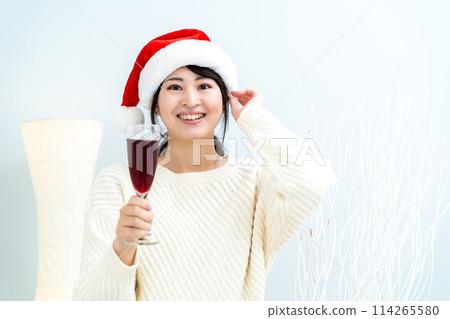 戴聖誕老人帽的婦女 114265580