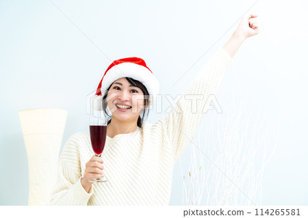 戴聖誕老人帽的婦女 戴聖誕老人帽的婦女 114265581