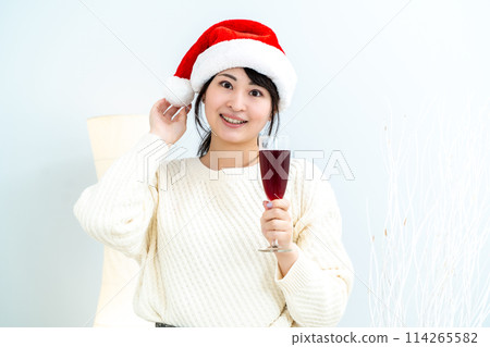 戴聖誕老人帽的婦女 114265582