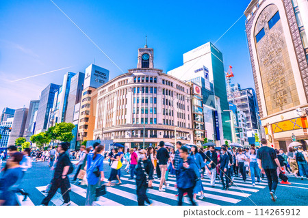 Tokyo cityscape in Japan Inbound tourism is back... Ginza (green light) bustling with foreign tourists during Golden Week = 5th, day of pedestrian crossing Tokyo cityscape in Japan Inbound tourism is back... Ginza (green light) bustling with foreign tourists during Golden Week = 5th, day of pedestrian crossing 114265912