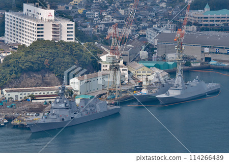 [Overlooking Nagasaki Port from the Nabekanmuriyama Park Observatory] Izumo 2, Nagasaki City, Nagasaki Prefecture 114266489